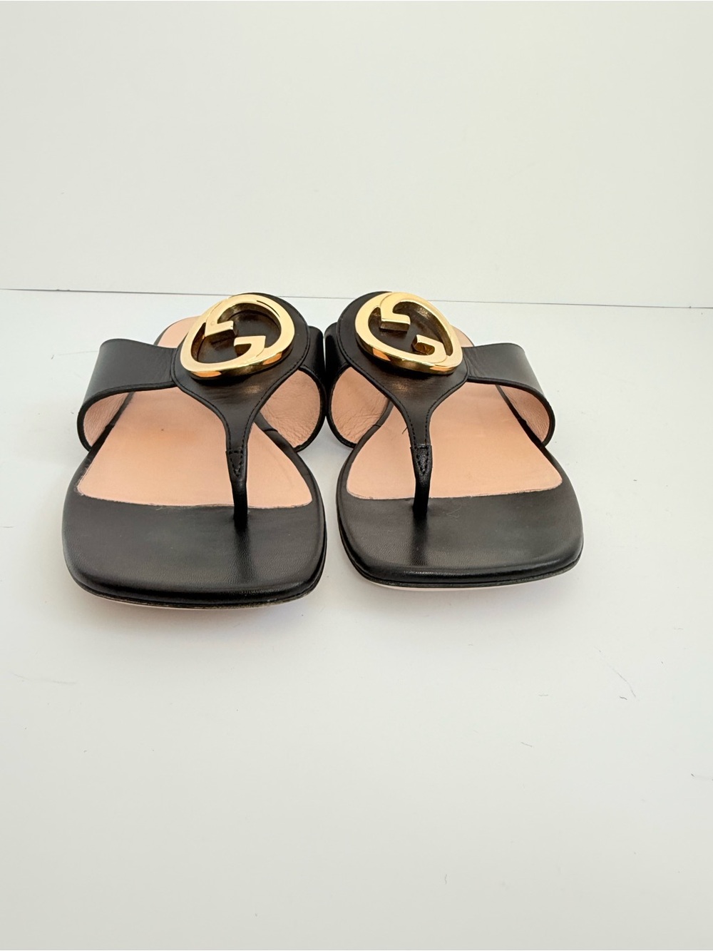 Gucci Interlocking G Black Leather Thong Sandals Gold Logo Size 39 - Picture 2 of 9